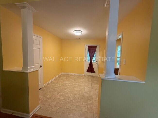 Building Photo - AWESOME 3 BEDROOM IN SOKNO IN COLONIAL EST...