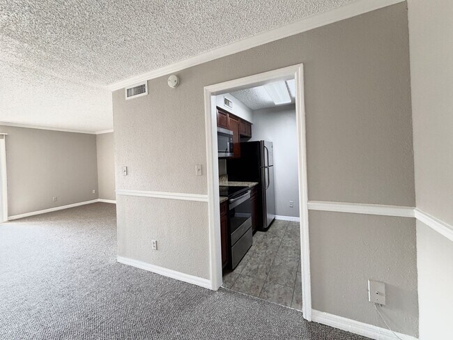 Building Photo - 2B/1B Condo 12 min from Orlando downtown