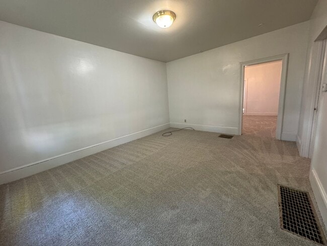 Building Photo - Charming Updated 2 Bedroom Home with New F...