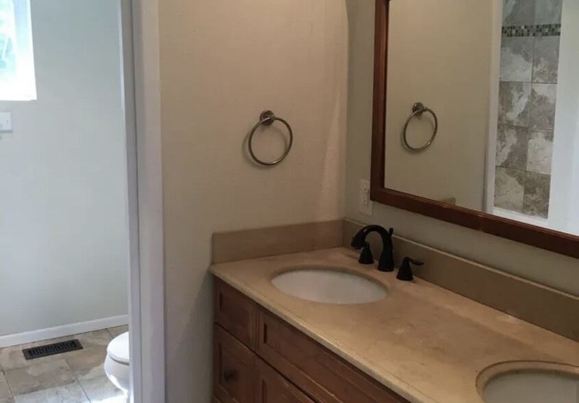 Main bath - 919 E McLeod Rd