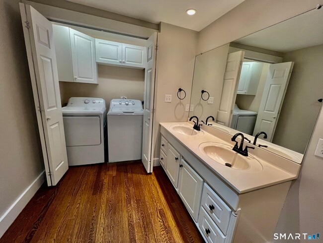 Building Photo - 435 Foxon Rd