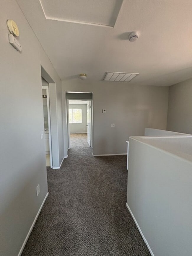 Building Photo - 4 Bedroom with NEW Carpet & Paint