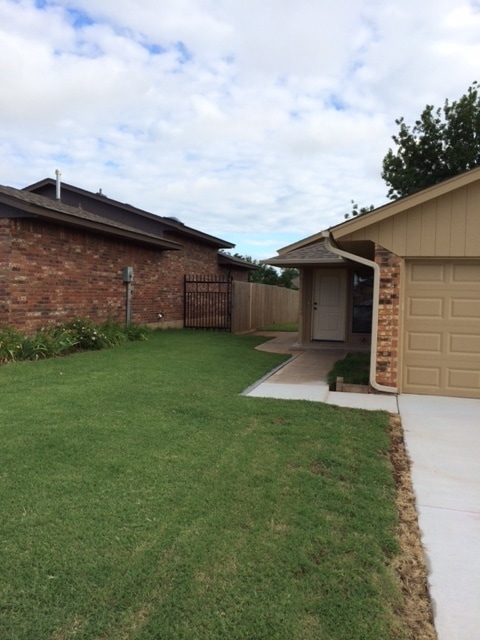 Building Photo - 2-Bed 1.5 Bath 2-Car West Moore Home avail...