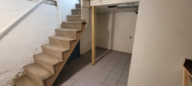 Building Photo - 706 E Lewis St