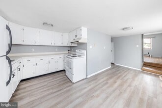 Building Photo - 114 E Millbrooke Ave