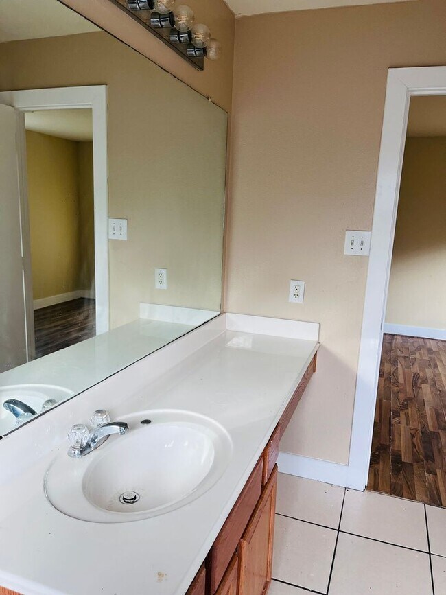 Building Photo - Beautiful House in family friendly community