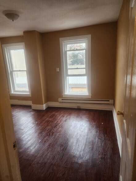 Building Photo - 40 Maple St