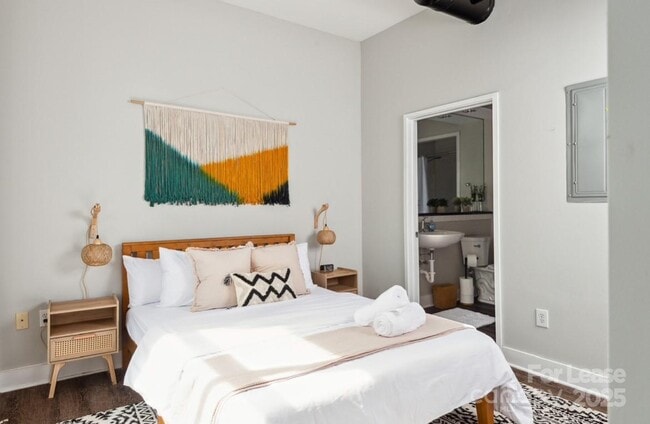 Building Photo - 514 W 10th St