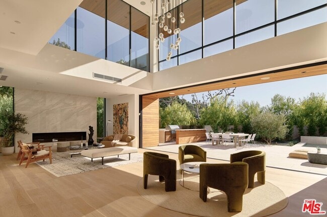 Building Photo - 10901 Chalon Rd