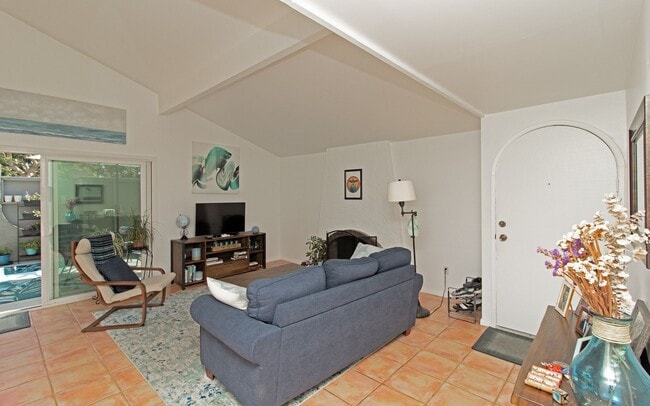 Building Photo - Stunning Saltillo Tiled Single Story Condo in Oceanside!