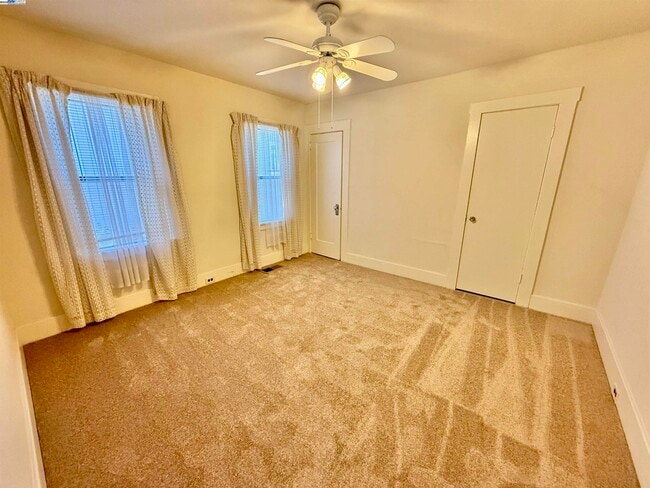 Building Photo - 252 Stoakes Ave