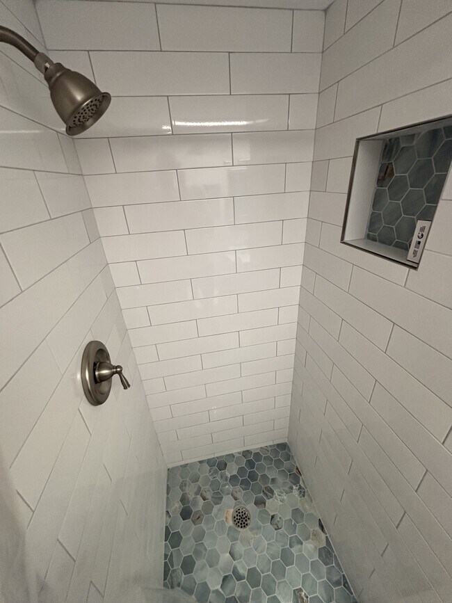 Building Photo - 4750 Cove Cir