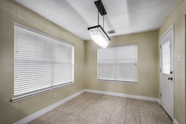 Building Photo - 5914 Shadow Creek Ct