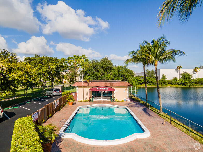 Building Photo - Lake Villa Apartments