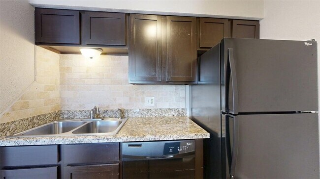 Building Photo - 904 University Oaks Blvd