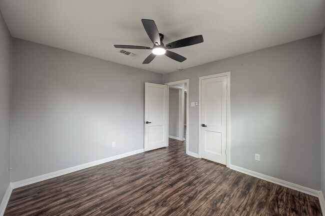 Building Photo - 513 Barkley St