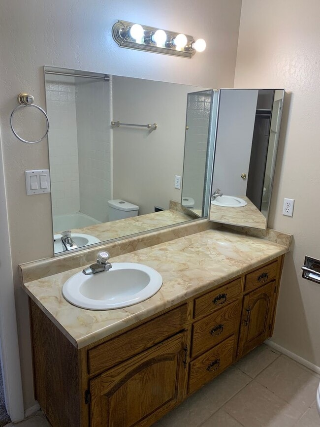 Building Photo - Townhome Near Temple