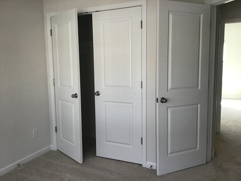 Building Photo - Room in Townhome on Beatty Woods Dr