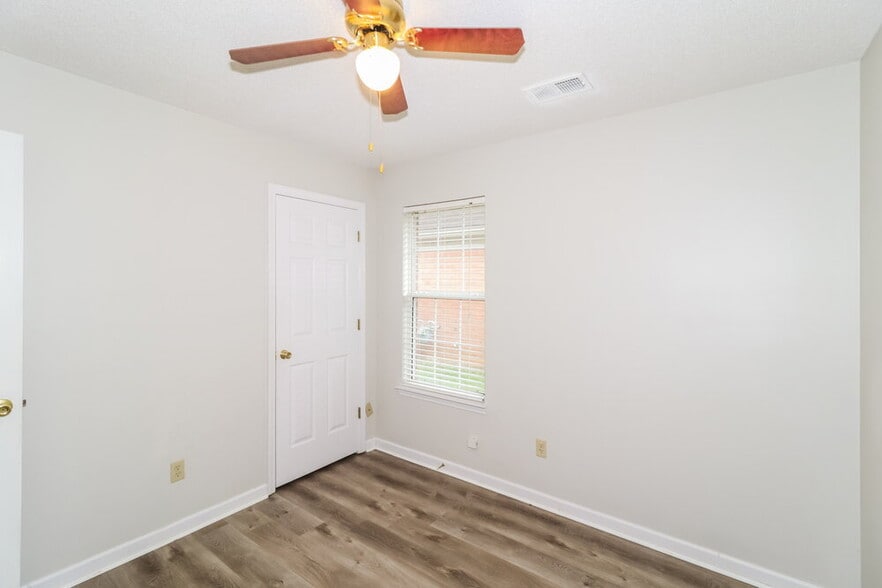Building Photo - 5892 Alexandria Ln