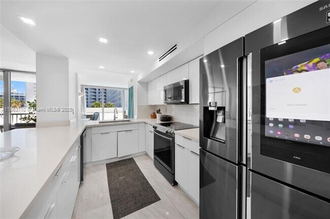 Building Photo - 2655 Collins Ave