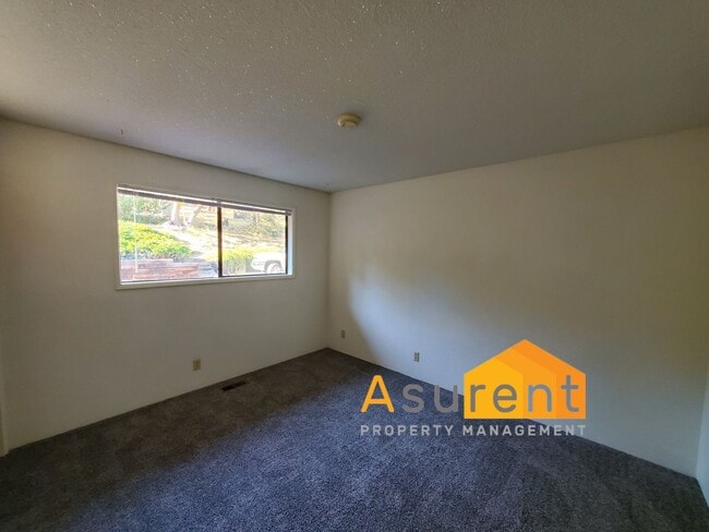 Building Photo - Amazing Property on 1.25 Acres Available S...