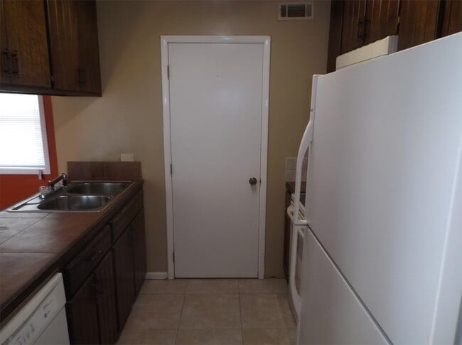 Building Photo - 5 Crestwood Cir