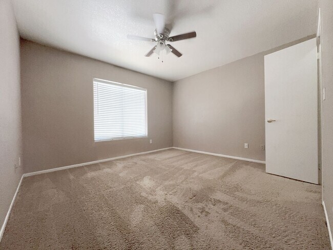 Building Photo - 2b2b Condo Tropicana/Jones  $1450