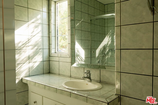 Building Photo - 2829 Beachwood Dr