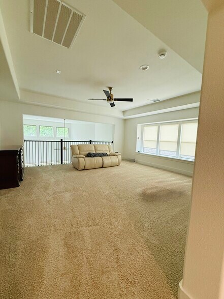 Game room with mini fridge & microwave - 2604 Bucer Ct