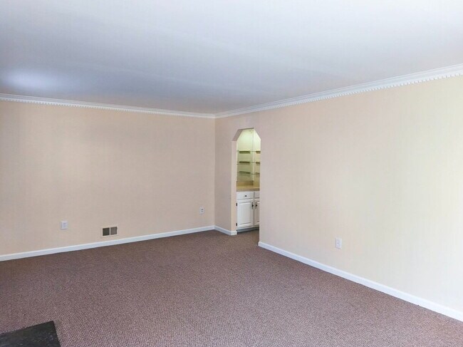 Building Photo - Charming Fair Woods Townhome Awaits