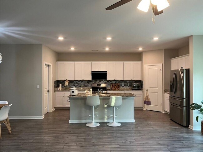 Building Photo - 4707 Waxwing St