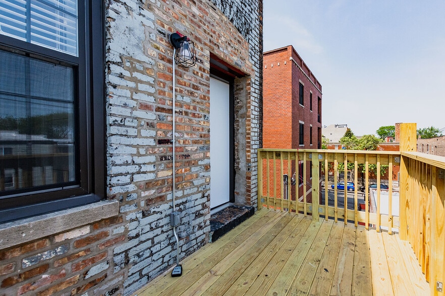 Building Photo - 2450 W Chicago Ave