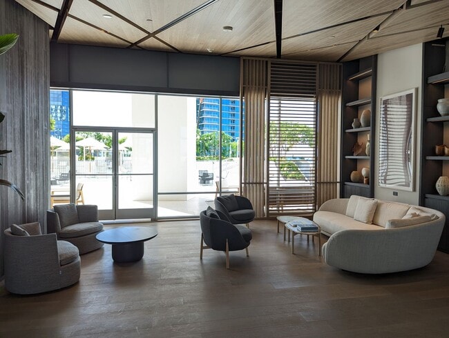 Building Photo - 2212