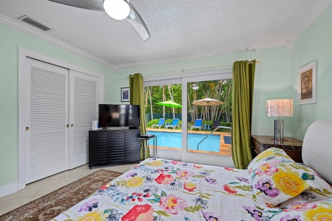 Building Photo - 2325 Barcelona Dr