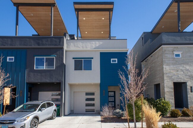 Building Photo - Downtown Executive Furnished Townhouse