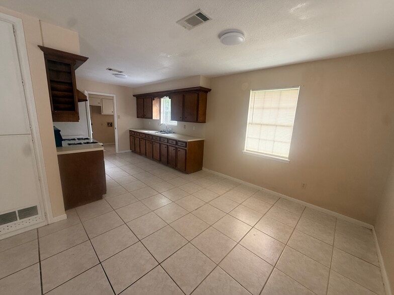 Building Photo - 286 Eastwood Dr
