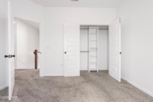 Building Photo - 413 Raven Ln