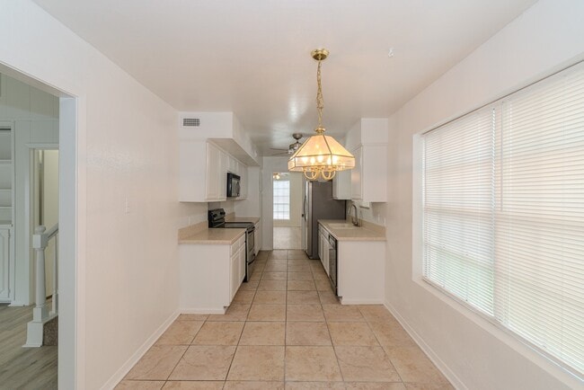 Building Photo - 5975 Townhouse Ln