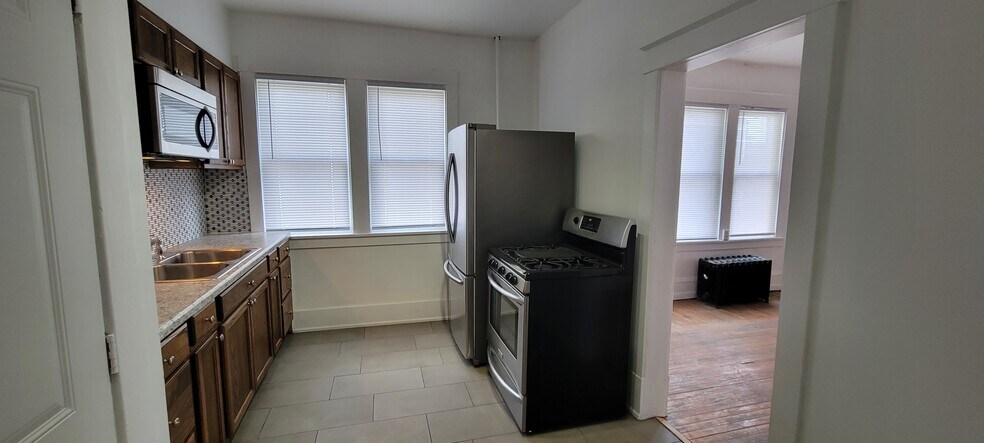 Building Photo - 617 W Main St