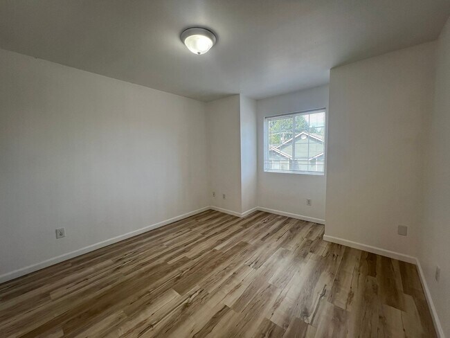 Building Photo - Rent Reduction; MOVE IN SPECIAL; Remodeled...