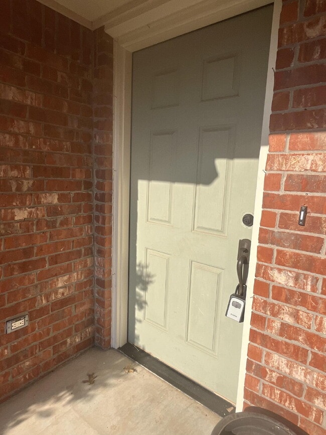 Building Photo - Charming 4-Bed, 2-Bath Home in Yukon - Gated Community in Mustang Public School District!