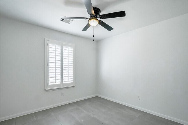 Building Photo - 15806 Land View Dr