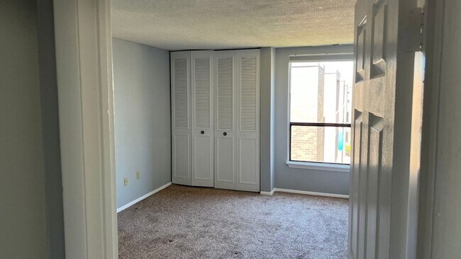 Building Photo - 60 Shrewsbury Green Dr