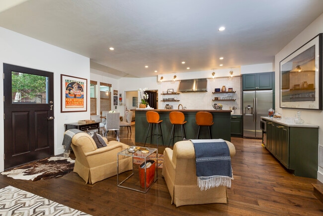 Building Photo - 405 Meadow Ct