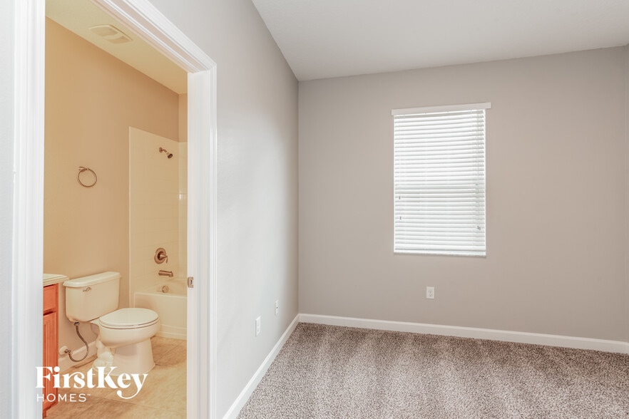 Building Photo - 20241 Merry Oak Ave