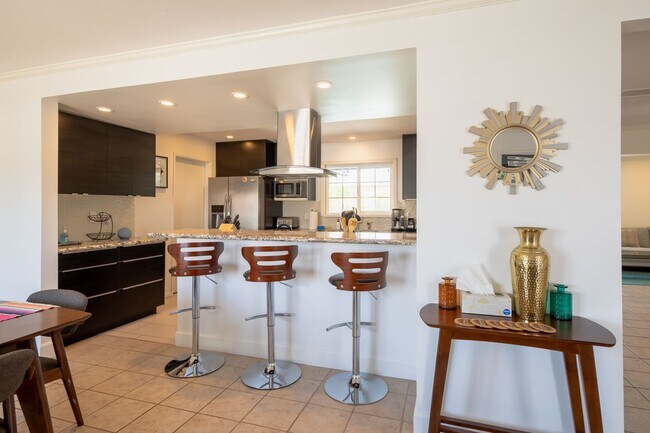 Building Photo - Family-Friendly Oasis in North Palm Springs