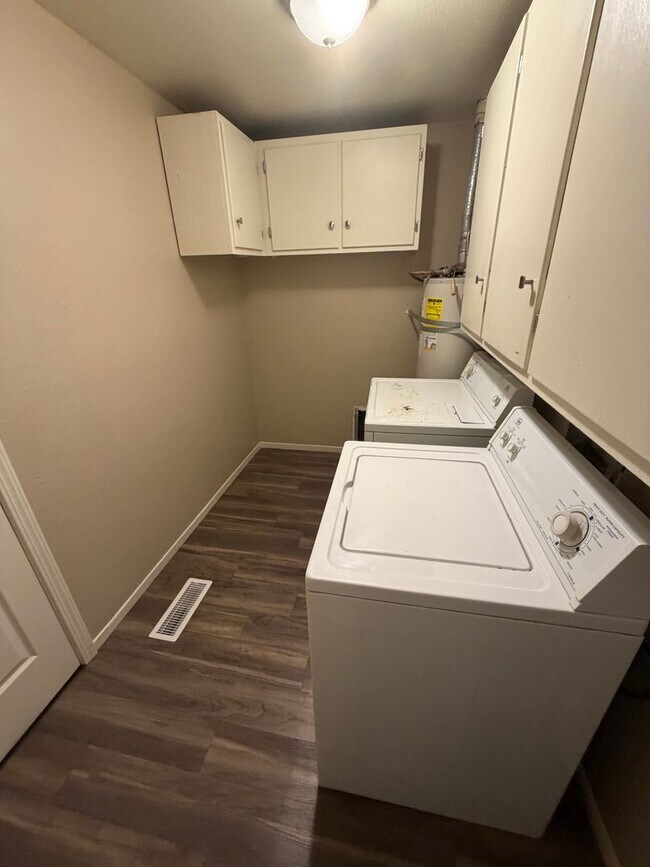 Building Photo - Upgrade Your Living: Spacious 4-Bedroom Ho...