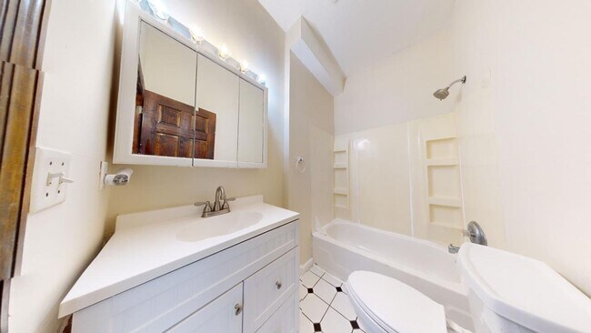 Building Photo - 6 BEDROOMS + 3 BATHROOMS Available August ...