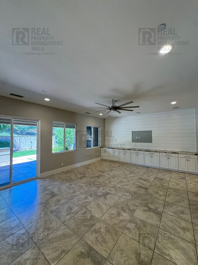 Building Photo - Beautiful Winchester Home with Open Floor Plan, Office & Solar