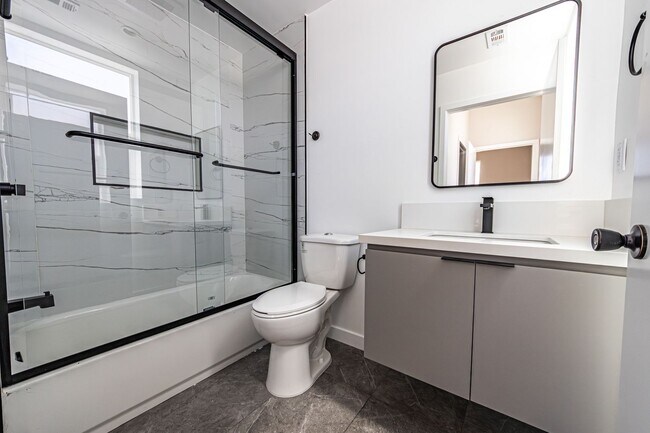 Building Photo - Stunning 4-bedroom, 4-bathroom tri-level t...